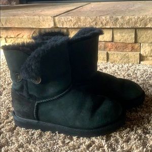 UGG Bailey Button Size 5